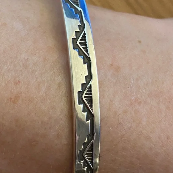 Navajo Troy Laner sterling silver cuff bracelet with mountains motif - Picture 4 of 7